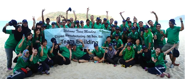A full QOM programme group photo on the beach