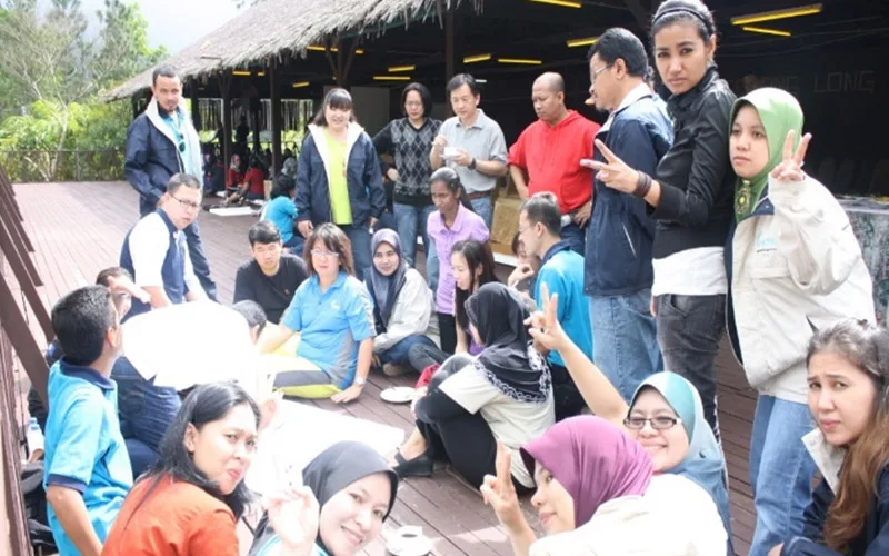 A facilitated discussion with participants seated in a circle