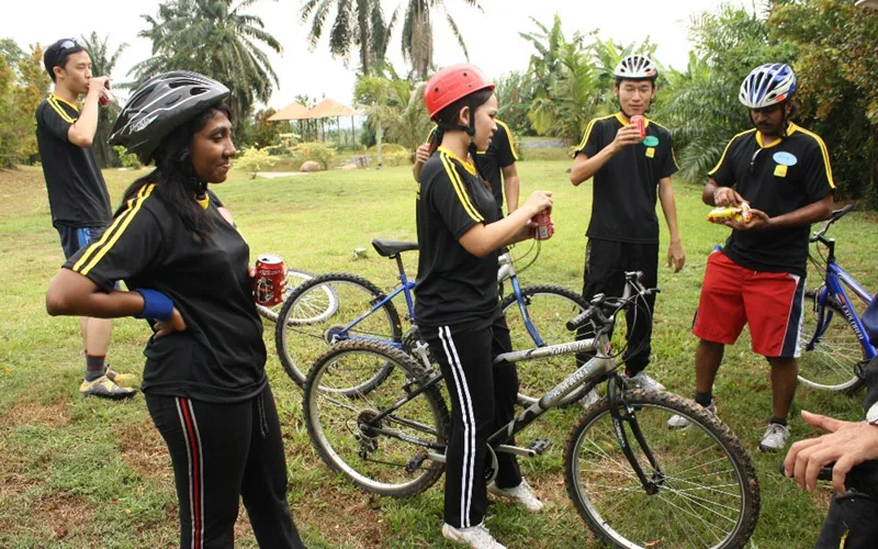 Participants with bicycles at an outdoor programme